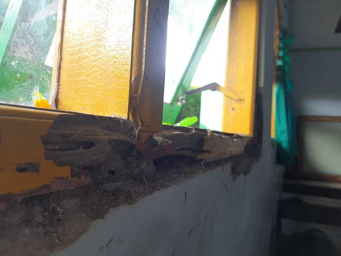 Kondisi ruang kelas 9 SMPN 2 Jogoroto mulai rusak dan butuh perbaikan.