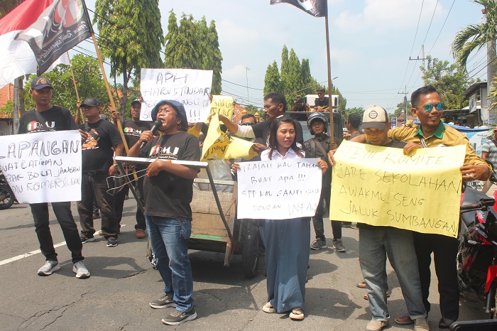 Sejumlah pendemo saat mendatangi kantor cabdindik Jatim di Jombang memprotes adanya pungli di sekolah