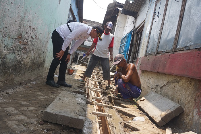 Kepala Desa Kesamben Sungkowo Kartika Candra saat meninjau proses pembuatan saluran air di Pasar Desa Kesamben
