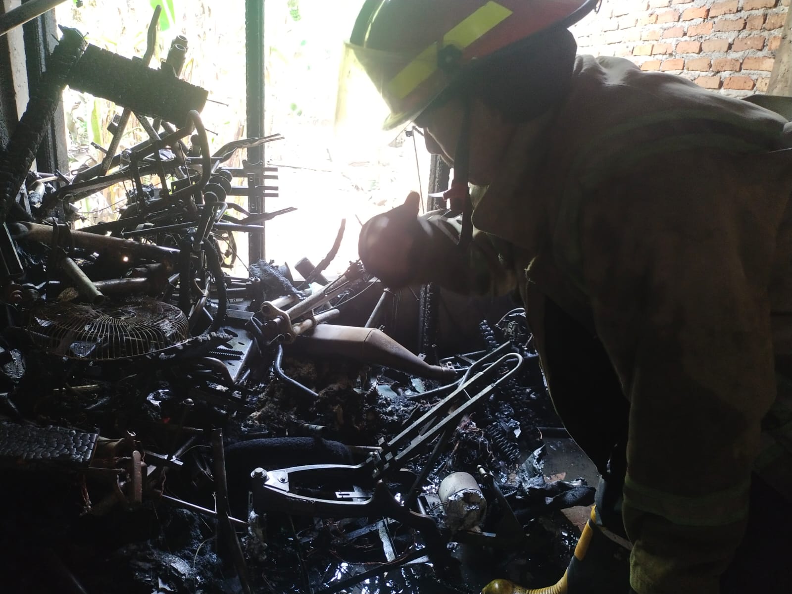 Kondisi sejumlah kendaraan yang tersimpan di garasi rumah yang terbakar di Dusun/Desa Kedunglumpang, Kecamatan Mojoagung Jombang