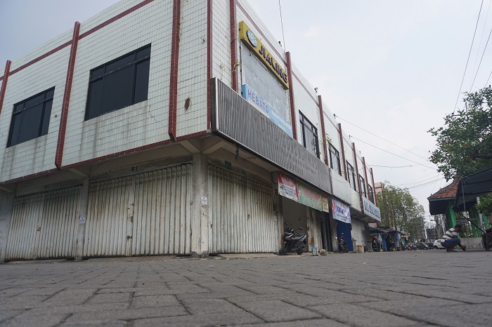 Beberapa Ruko di Kompleks Ruko Simpang Tiga Jombang masih terlibat buka hingga Rabu (29/11) siang.