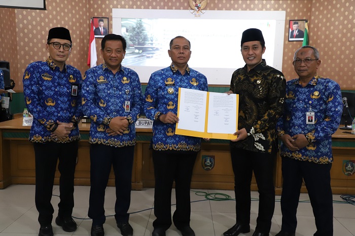 Pj Bupati Jombang Sugiat bersama Wakil Ketua DPRD Jombang Farid Al Farisi didampingi Sekdakab Jombang dan Kepala Bappeda Jombang berfoto usai menandatangani naskah konsultasi publik
