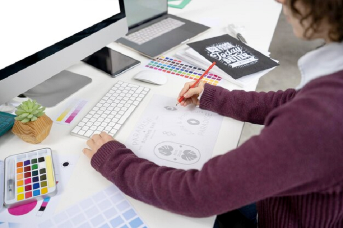 Ilustrasi seorang desainer tengah membuat logo. Sekarang, membuat logo tak perlu lagi secara manual karena ada aplikasi yang bisa digunakan dan gratis
