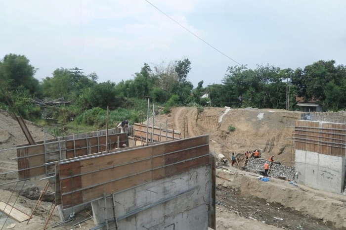 Proyek pembangunan jembatan Brodot, di Kecamatan Bandarkedungmulyo, Jombang yang terus dikebut.
