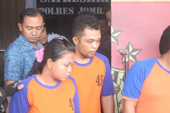 Pasutri pelaku pencurian kendaraan bermotor saat digelandang ke Mapolres Jombang