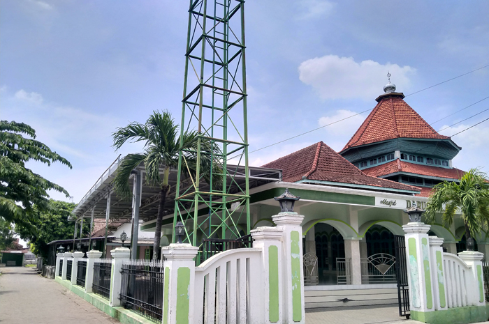 Masjid Darussalam di Dusun Rejosari, Desa Tinggar, Kecamatan Bandarkedungmulyo ini adalah masjid tua bergaya masjid Demak