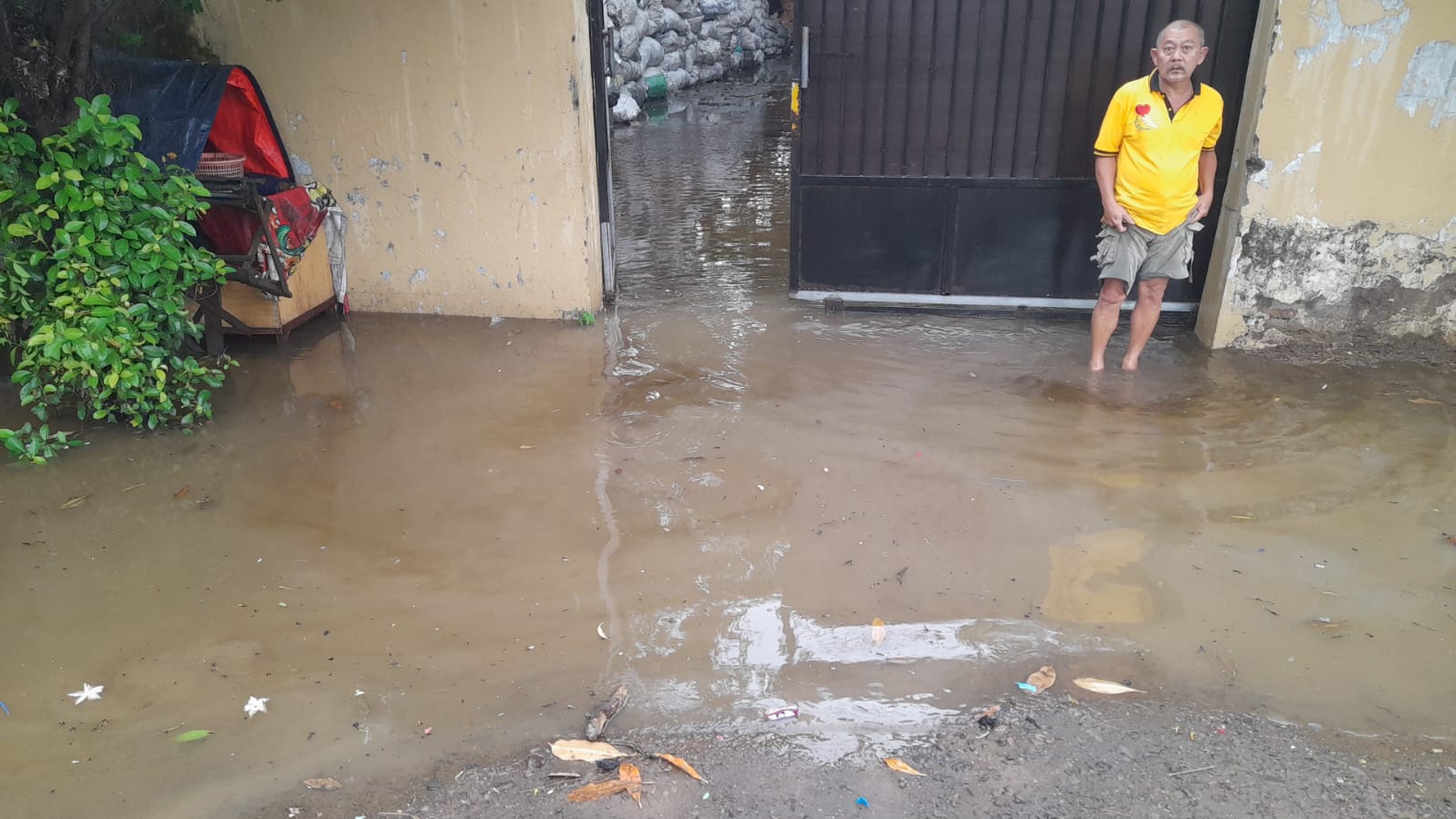 Warga yang rumahnya berada di pinggir jalan cor Mojoagung-Mojolegi selalu terendam air saat hujan datang.
