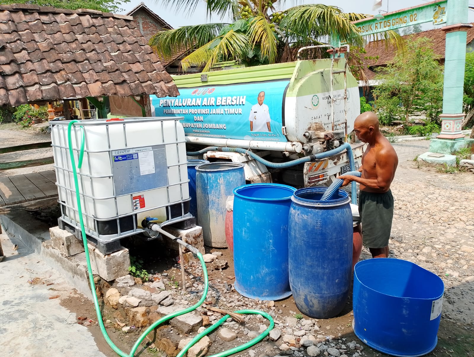 Sejumlah warga Desa Manduro, Kecamatan Kabuh saat mengantre air bersih yang di drop BPBD Jombang.