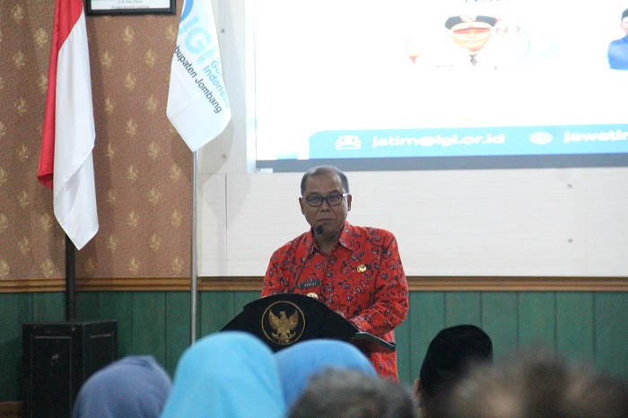 Pj Bupati Jombang Sugiat memberikan motivasi guru di Gedung Bung Tomo Pemkab Jombang, Minggu (3/12).