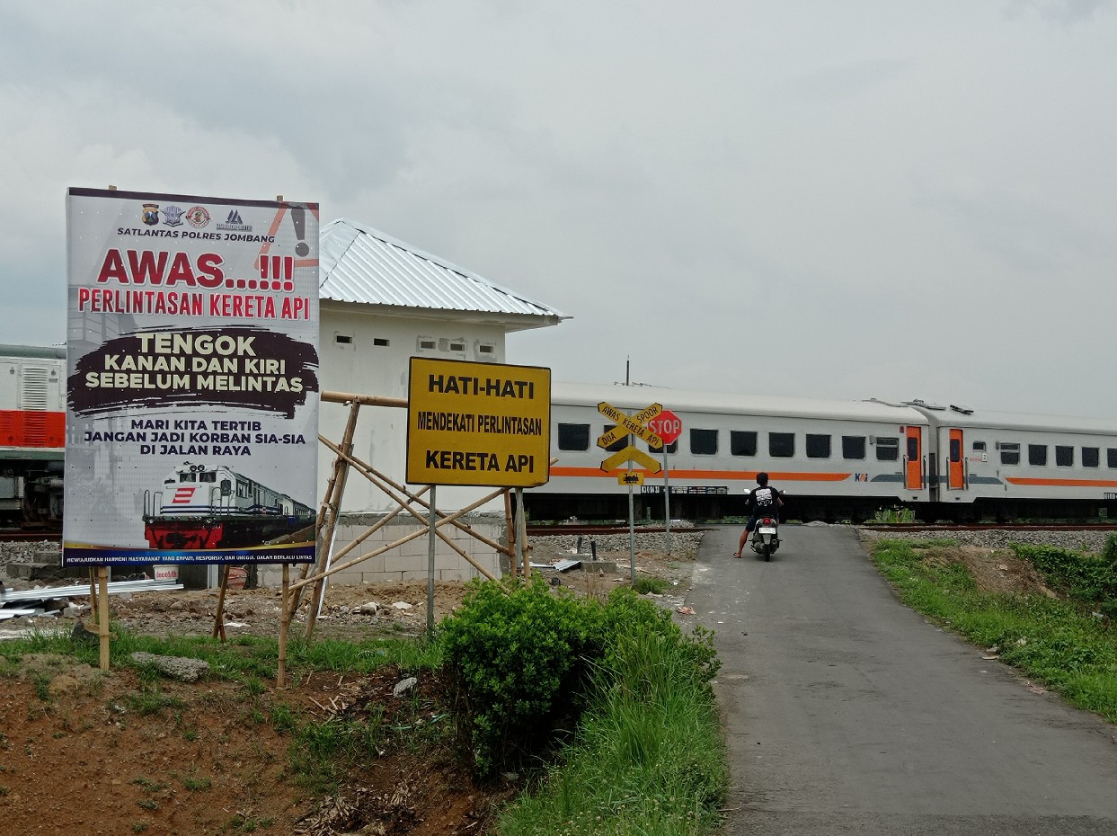 Palang pintu persimpangan rel KA sebidang di Dusun Johoclumprit, Desa/Kecamatan Sumobito yang dibangun Pemprov Jatim ini tak selesai hingga ahir tahun ini hingga belum bisa dipakai