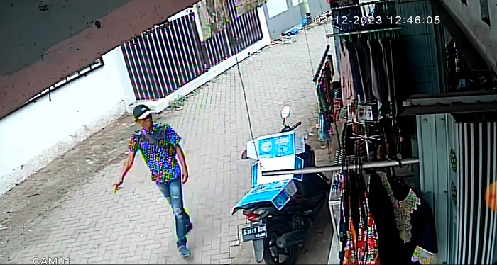 Aksi pelaku pencurian di toko di Kawasan wisata Makam Gus Dur Tebuireng tertangkap kamera CCTV