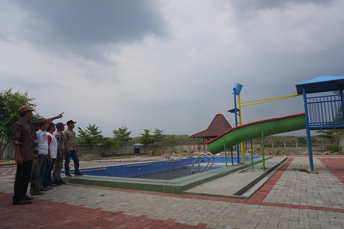 Kepala Desa Tanjungwadung menunjukkan TKD yang kini disulap dari lokasi wisata air