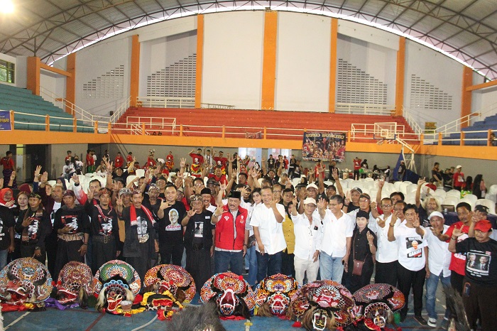 KOMPAK: Ratusan relawan Projo Ganjar mengikuti deklarasi DPD Projo Ganjar Jawa Timur di GOR Merdeka, Sabtu (2/12).