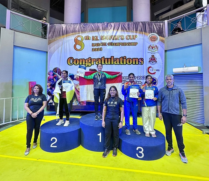 4.	MEMBANGGAKAN: Salsabila Erika Kasanawa berhasil meraih juara 1 di ajang karate Championship di Kuala Lumpur Malaysia 1-3 Desember.