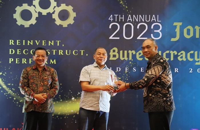 Pj Bupati Jombang Sugiat (tengah) menyerahkan penghargaan kepada juara Camat Tembelang Agus Santoso.