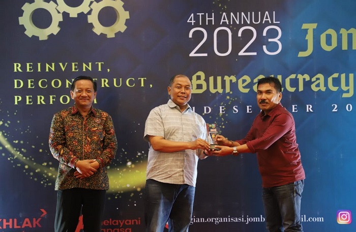 Pj Bupati Jombang Sugiat menyerahkan penghargaan kepada Camat Megaluh Sholahuddin Penerima Juara 3 .