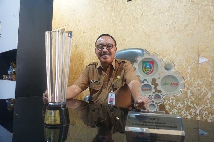 BANGGA: Kepala Disnaker Jombang Priadi dengan dua piala ajang ajang 4th Annual Jombang Bureaucracy (Birokrasi) Award 2023.
