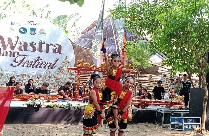 MENARIK: Siswa SDN Mojotrisno saat tampil menghibur pengunjung di Pasar Barongan Kali Gunting.