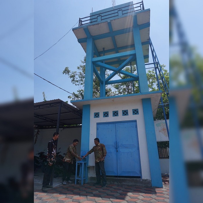Kades Kebongagung Yeni Anang Setiawan (kanan) bersama perangkat desa menunjukkan air bersih yang mengalir lancar melalui jaringan Hippam.
