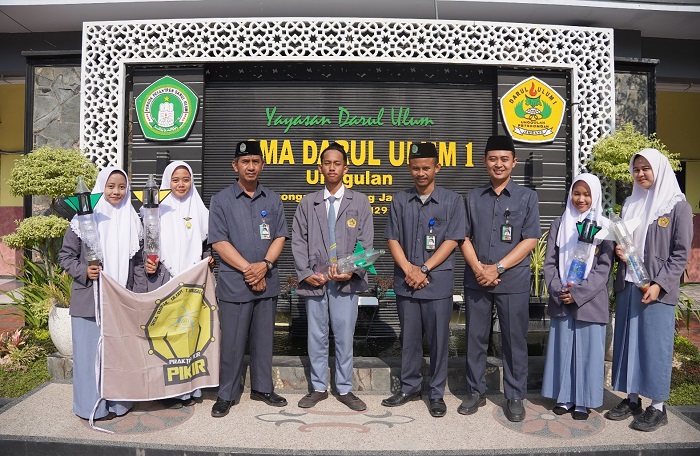 5.	Kepala SMA DU 1, Mochamad Yusuf SAg MPd bersama siswa  yang mendapat Juara 7 Roket Air Nasional BRIN