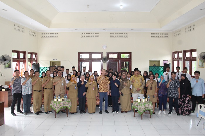 Direktur Utama PT Padang Bai Group Indonesia Daniswara Gesang Widakdo foto bersama Direktur G-Fit Yukihiro Toida, Kadinsos Jatim Restu Novi Widiani beserta seluruh peserta pelatihan.