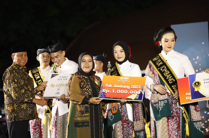 Aisyah Mafaza Nur Aulia, saat menerima penghargaan sebagai Duta WIsata Yuk Jombang 2023