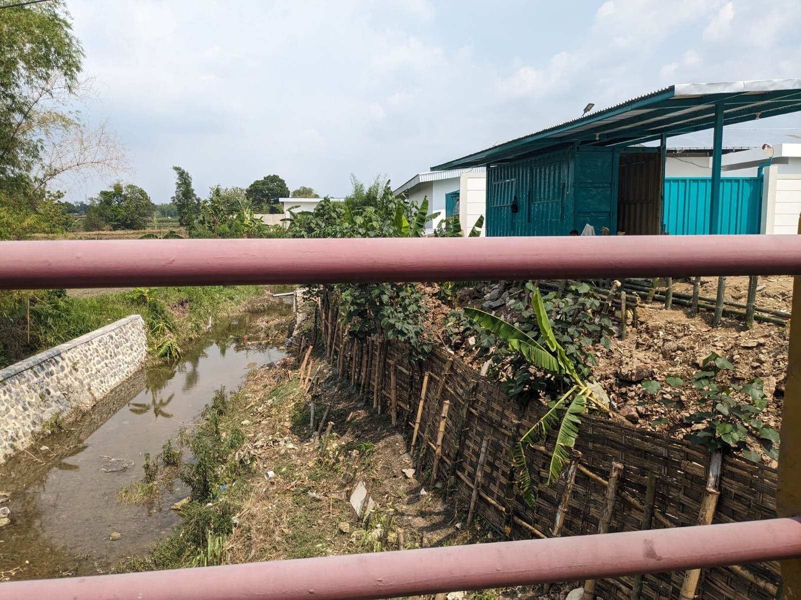 Bangunan pabrik plastik di Desa Sukodadi, Kecamatan Kabuh, Jombang ini merusak sempadan sungai dan diminta untuk dibongkar oleh BBWS Brantas.