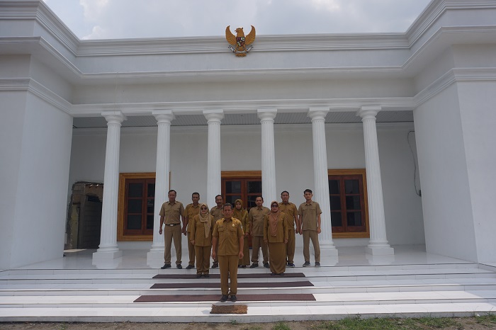 Kepala Desa Randuwatang Syamsudin bersama staf dan perangkat desa foto bersama di depan kantor desa yang baru.