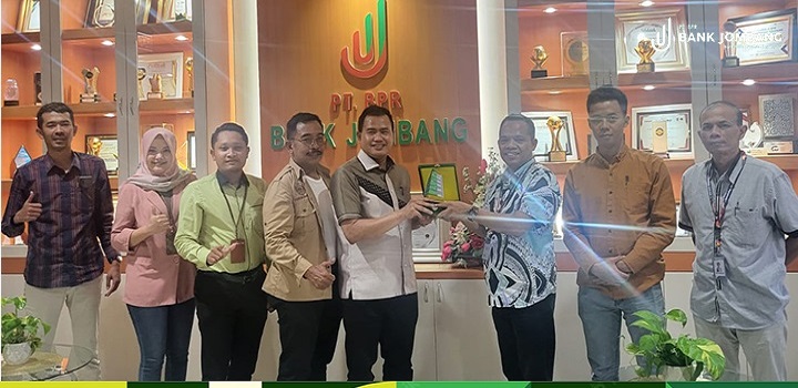 Para direktur dan management Bank Jombang saat menerima kunjungan dari BPR BKK Wonosobo