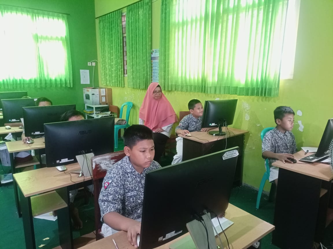 Siswa SDN Jombatan 3 Kecamatan Jombang saat menjalani sumatif akhir semester (SAS) berbasis komputer, Rabu (6/12).