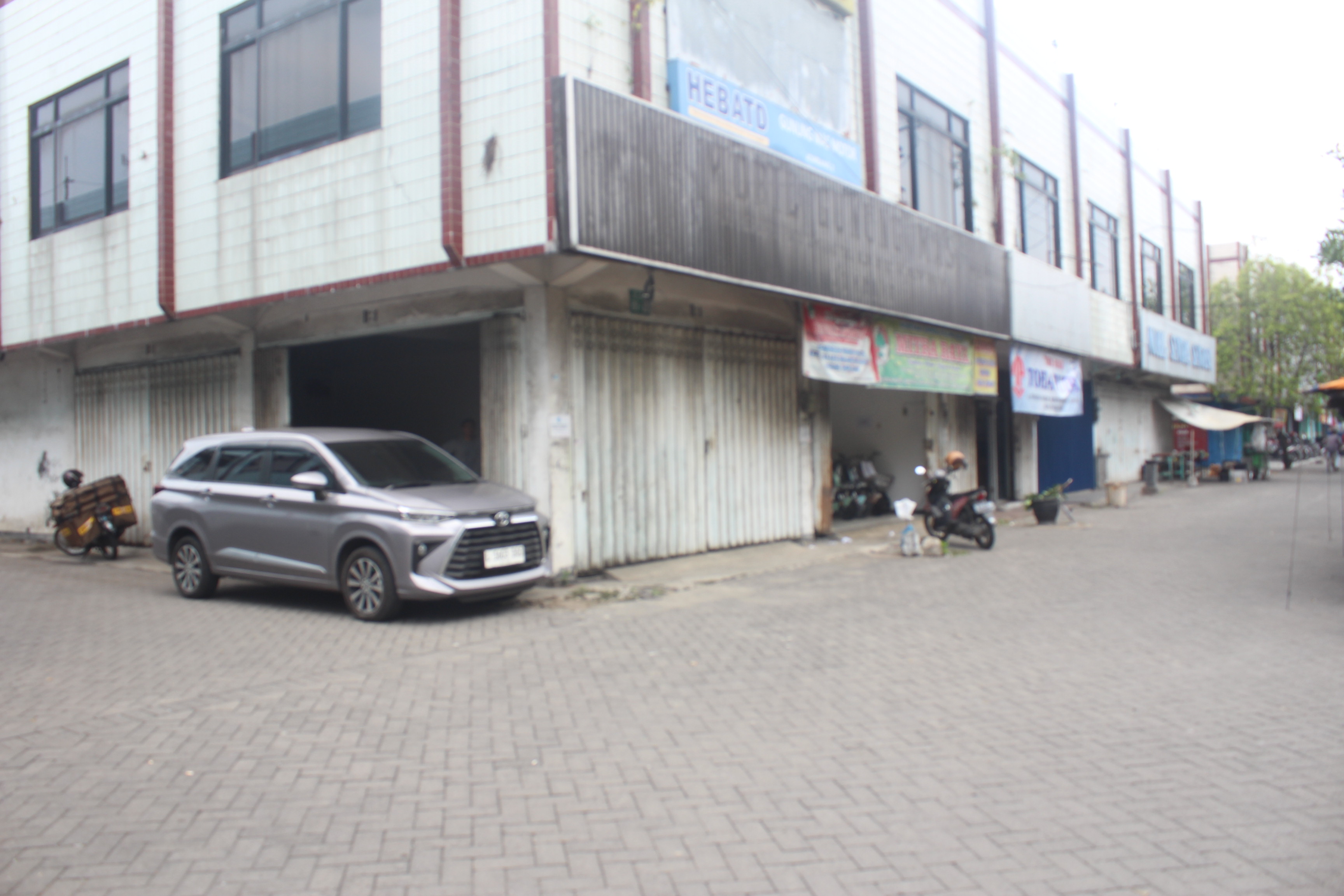 Kompleks ruko simpang tiga di Desa Mojongapit, Jombang ini boleh dibuka lagi asal penghuninya mau melunasi tunggakan sewa ke Pemkab Jombang