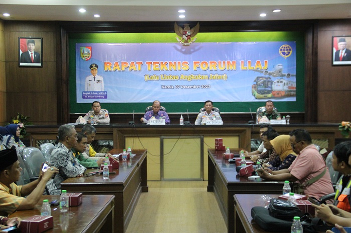 Pj Bupati Jombang Sugiat didampingi Kepala Dinas Perhubungan Jombang Budi Winarno saat membuat rapat teknis forum LLAJ, Kamis (7/12).