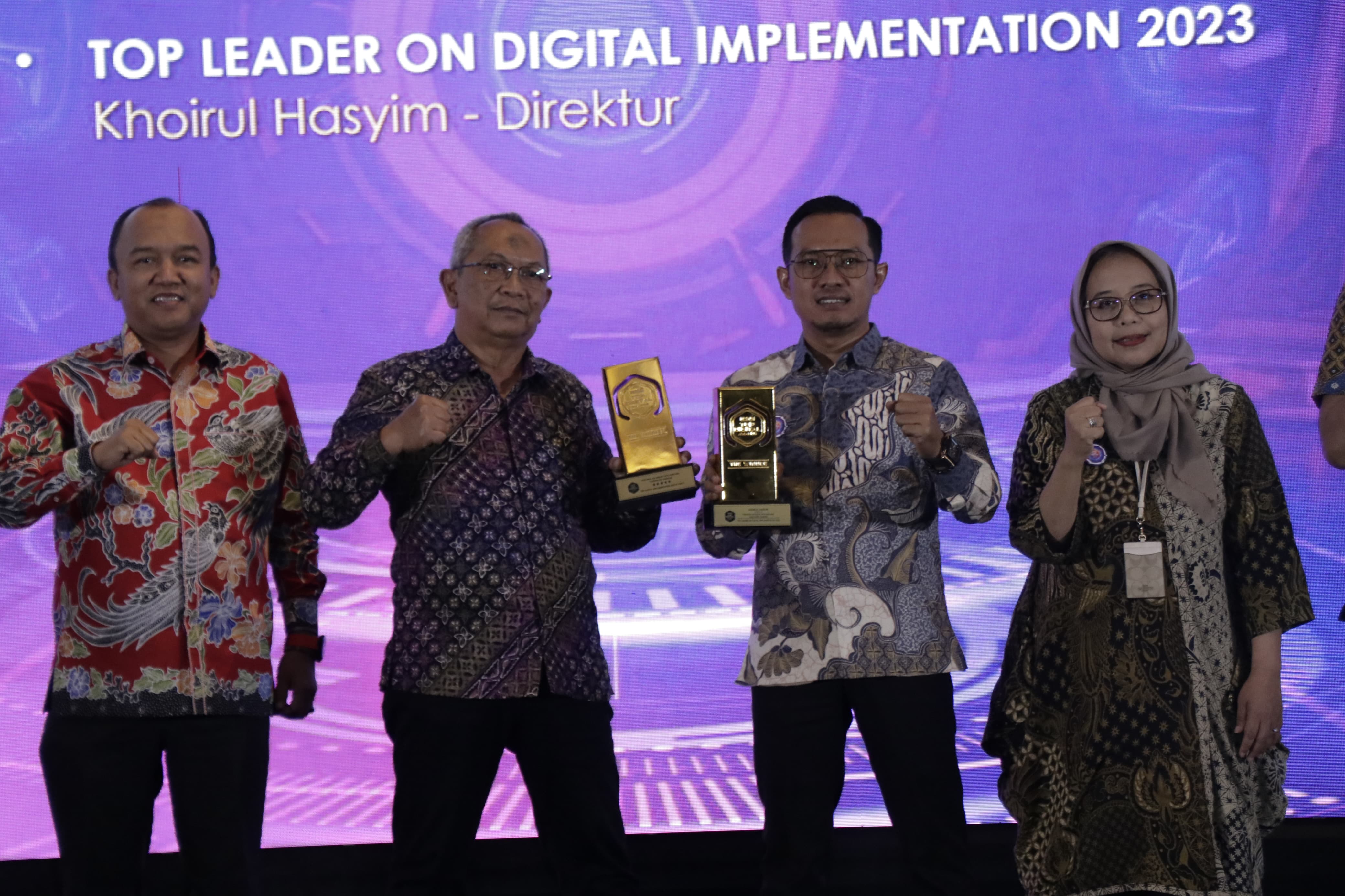 Direktur Perumda Air Minum Tirta Kencana Jombang Khoirul Hasyim bersama Asisten Bidang Perekonomian dan Pembangunan Setdakab Jombang Wignyo Handoko foto bersama usai menerima penghargaan.