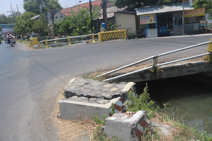 Kondisi jembatan di Desa/Kecamatan Ploso yang pembatasnya rusak dan belum diperbaiki
