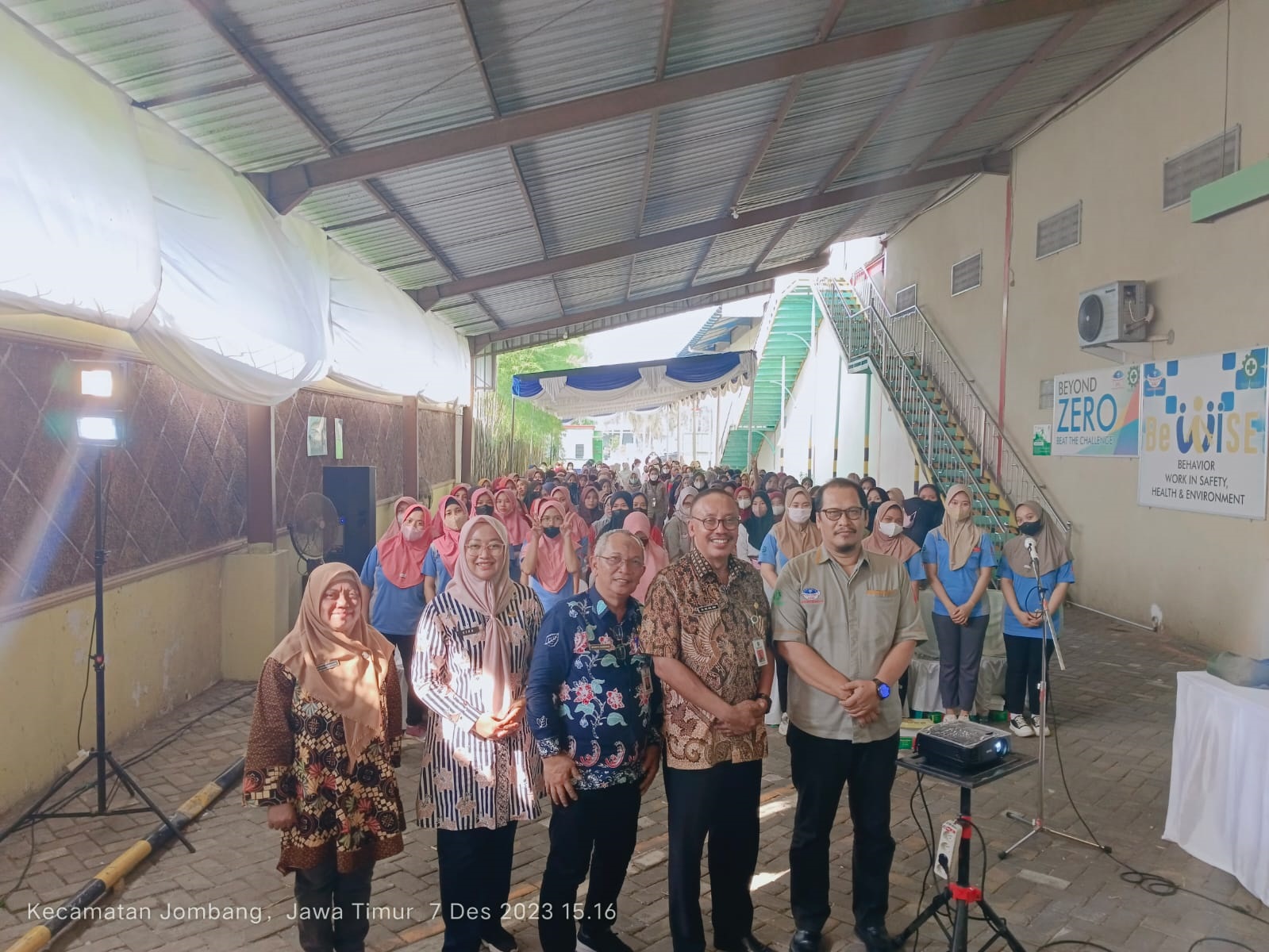 Kepala DIsnaker Jombang dan tim yang memberikan sosialisasi gizi berfoto bersama buruh peserta sosialisasi