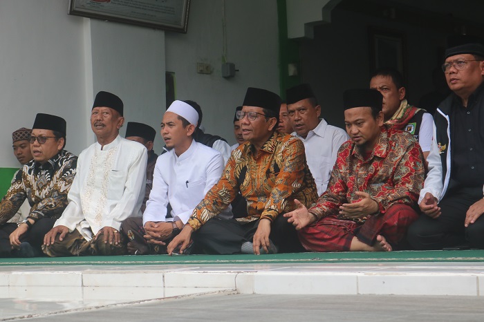 anggota SInar Gama KH Wahab Yahya saat mendampingi Mahfud MD dalam kunjungan dan ziarahnya ke makam KH Wahab Hasbullah