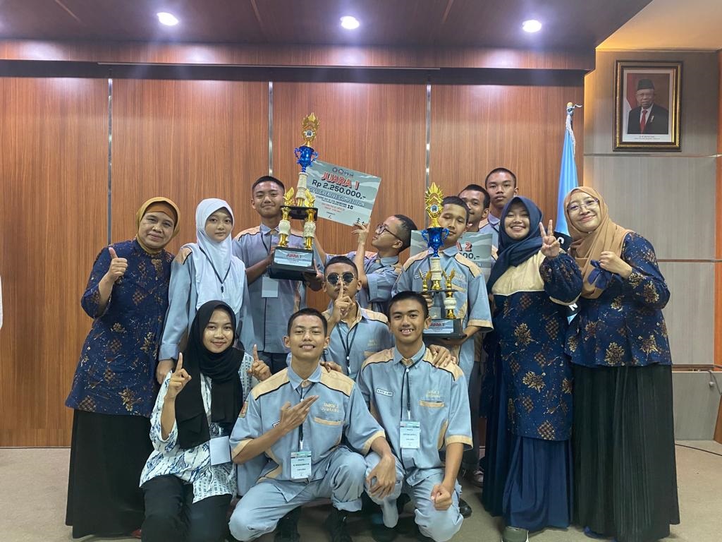 Peserta Lomba Civil Creative Competition Students dari SMKN 3 Jombang didampingi Pembimbing sesaat setelah meraih Juara