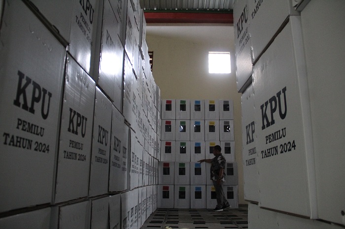 Petugas KPU menata logistik kotak suara yang telah di rakit di Gudang Logistik KPU Jl Prof M Yamin Jombang.