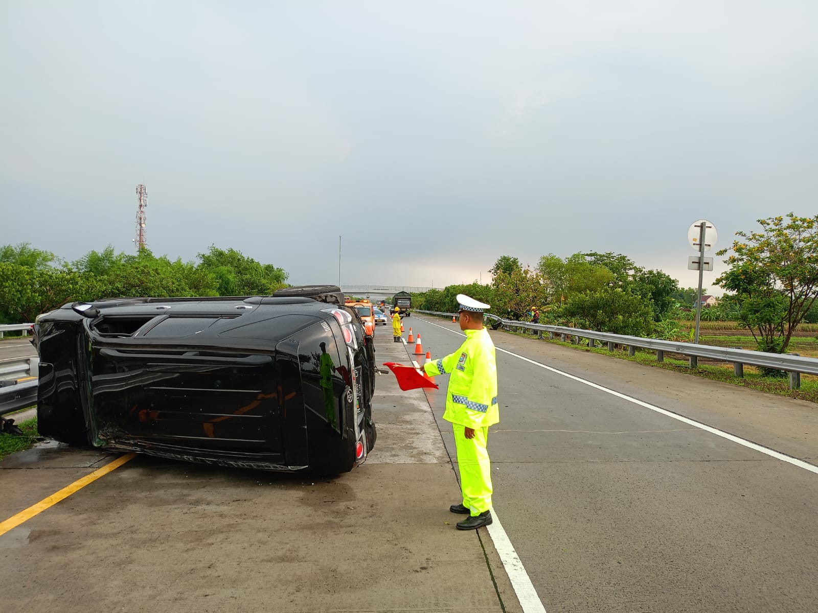 Kondisi mobil Fortuner yang terguling di tol Jombang Mojokerto Jumat (8/12) siang.