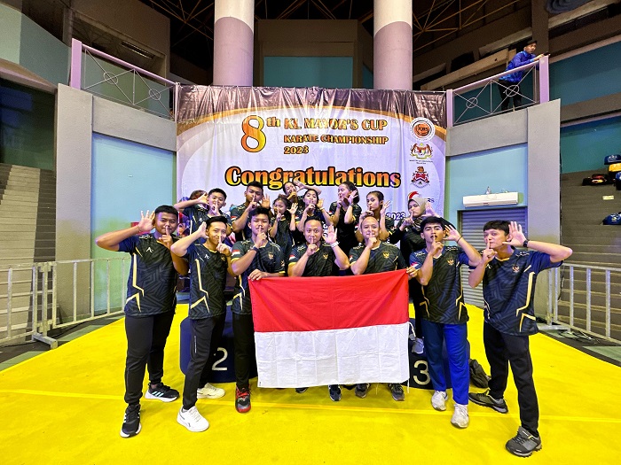 Selebrasi kontingen karate Jombang usai sukses meraih tujuh medali di Malaysia Open, Minggu (3/12).