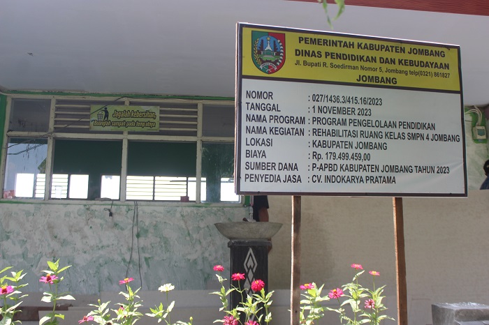 Papan proyek rehab fisik di SMPN 4 Jombang. Proyek di sekolah ini belum rampung dilakukan, padahal waktu kontraknya tinggal seminggu lagi
