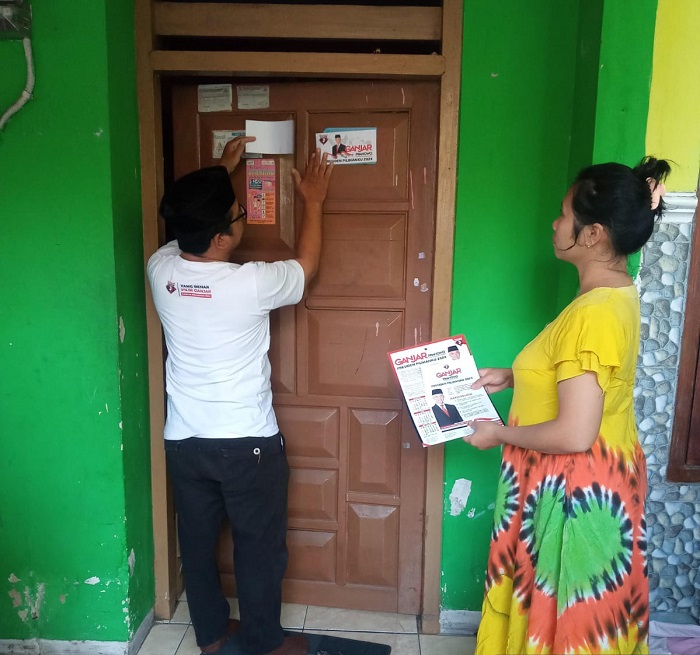 Relawan Sahabat Ganjar Jombang menempel stiker untuk pemenangan capres-cawapres, Ganjar-Mahfud beberapa waktu lalu.