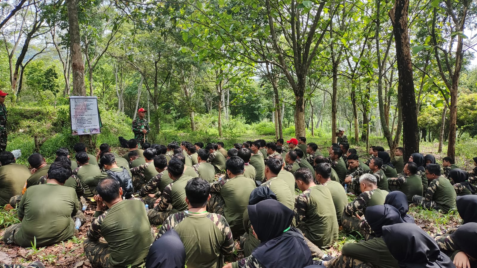 Pegawai Bank Jombang saat mengikuti Bintalsikdis bekerjasama dengan Kodam V Brawijaya di Malang, Minggu (10/12).