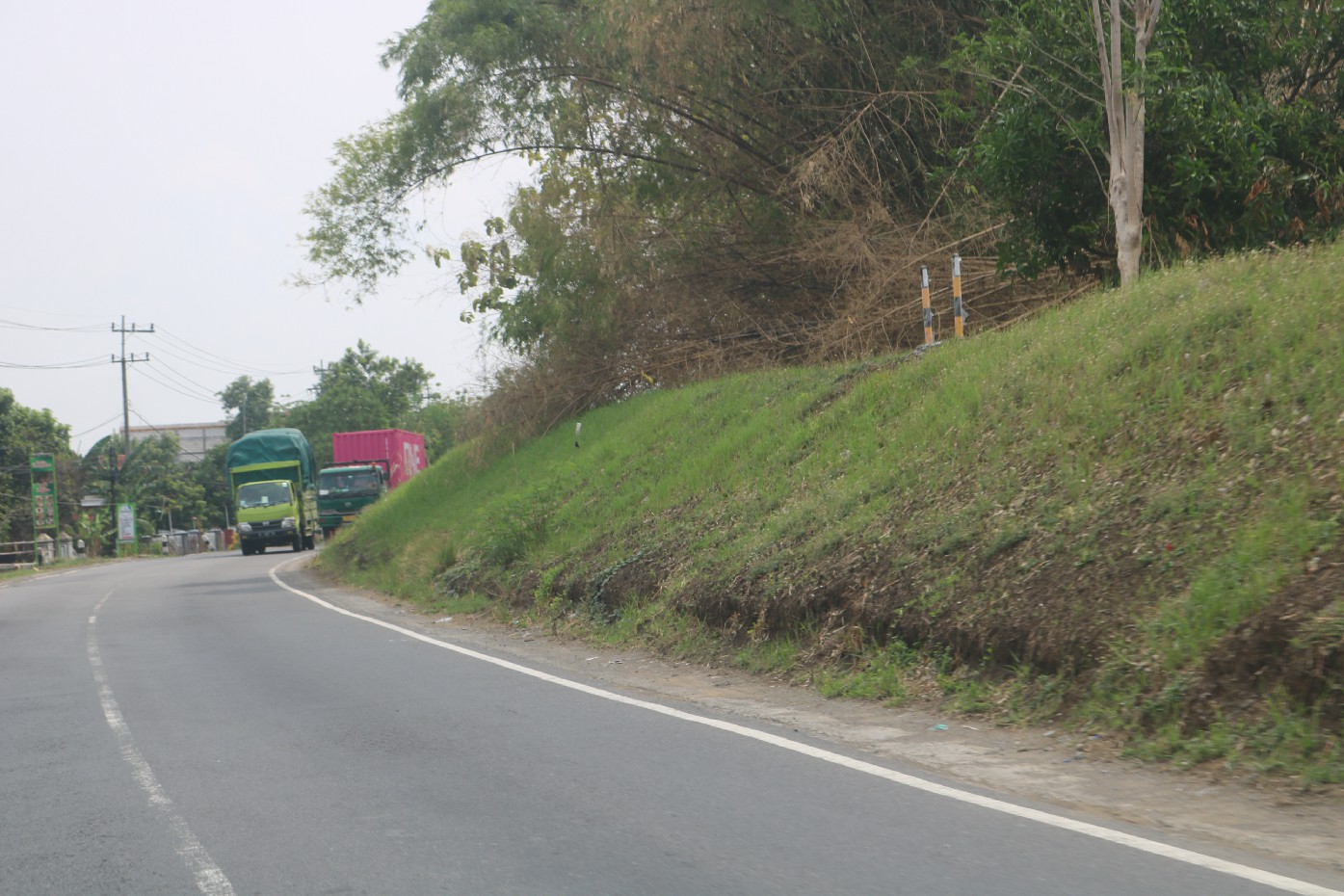 Beberaa tiang bakal PJU sudah mulai diletakkan di tanggul brantas sepanjang ruas Ploso-Gedeg