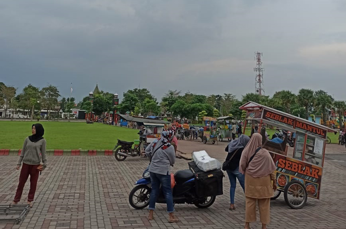 Sejumlah PKL Kuliner Jombang menggelar protes dengan berdagang kembali di alun-alun Jombang, Sabtu (9/12). Protes itu dilancarkan karena mereka menilai pemkab tak tegas lawan PKL liar