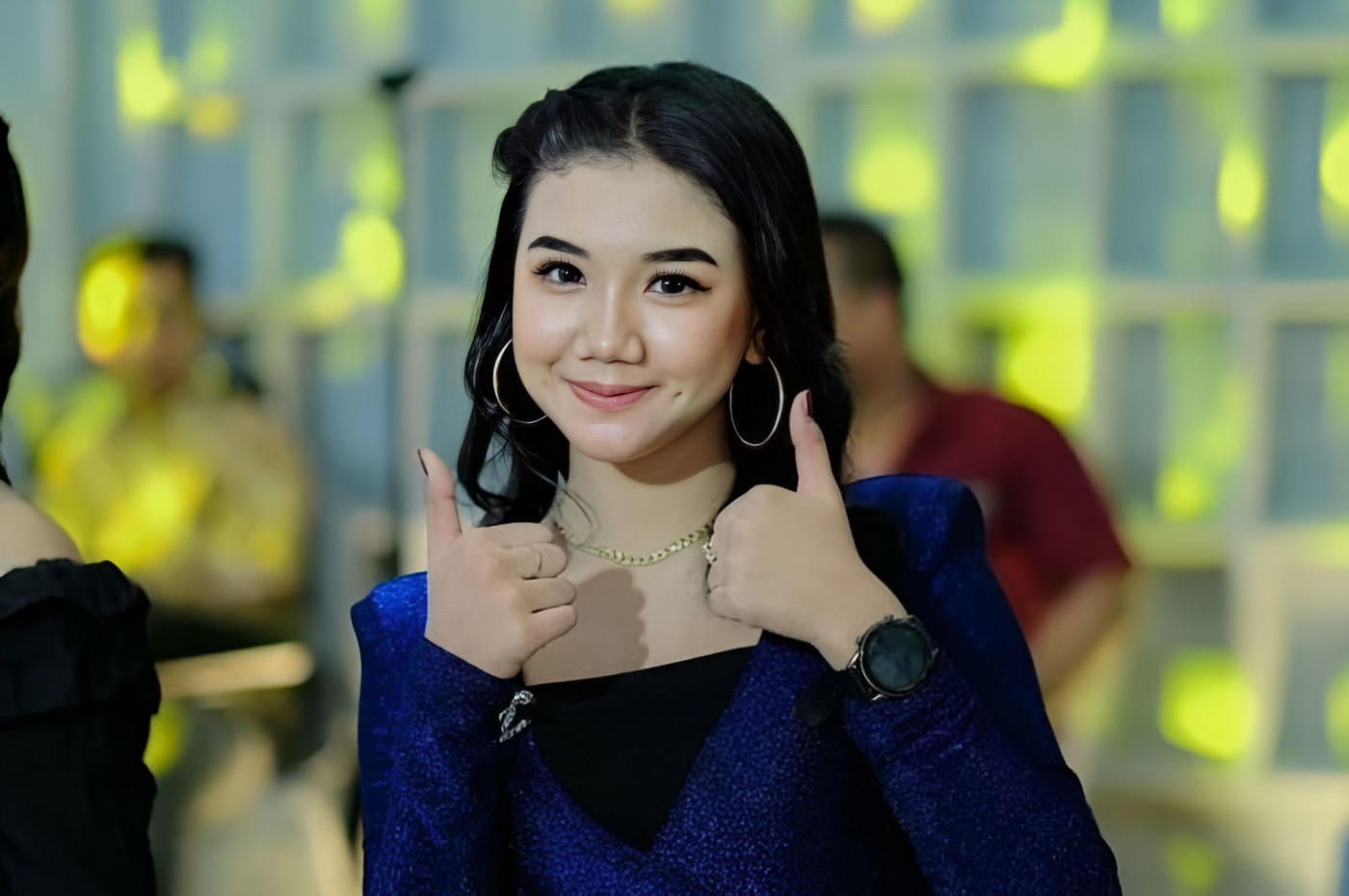 Cantika Murti Habibi, penyanyi yang juga salah satu siswi SMA di Jombang saat tampil di panggung