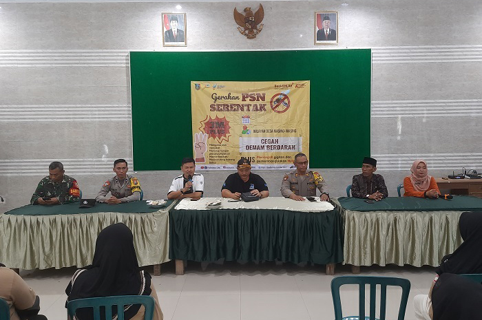 Kabid P2P Dinkes, Haryo Purwono (tengah), Camat Agus Sholihudin (hitam), Kepala Puskesmas Cukir, dr Rokhimah Maulidina (oranye) usai pemberangkatan gerakan PSN serentak di Desa Cukir, Jumat (8/12).