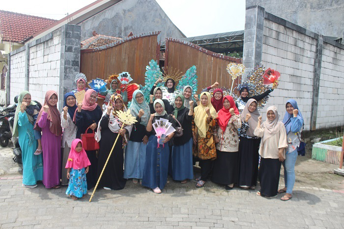 Ibu-ibu warga RT 02 RW 08 Perum Puri Astapada Indah 2 Desa Plosogeneng Kecamatan Jombang mengadakan lomba kreasi gaun daur ulang, Sabtu (9/12).