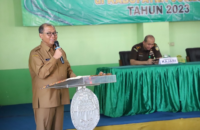 Pj Bupati Jombang Sugiat memberikan arahan saat acara sosialisasi pupuk di Gedung KPRI Jombang.