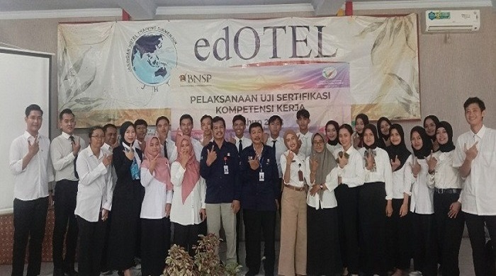 SEMANGAT: Peserta pelatihan dan uji sertifikasi kompetensi tour guide yang digelar Disporapar Jombang di Edotel SMKN 1 Jombang, Selasa-Rabu (7-8/11).